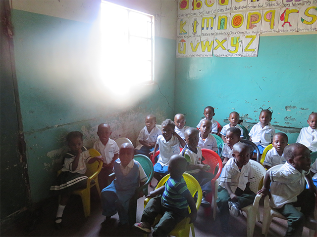 ザンビアの首都ルサカの貧困層の居住地区で運営される低学費私立幼稚園の様子