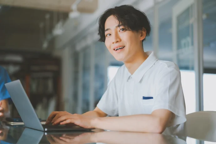 PCを操作するケースワーカー