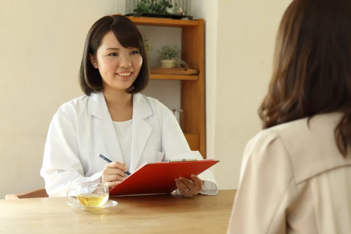 資格を持っている心理カウンセラーがカウンセリングしている様子