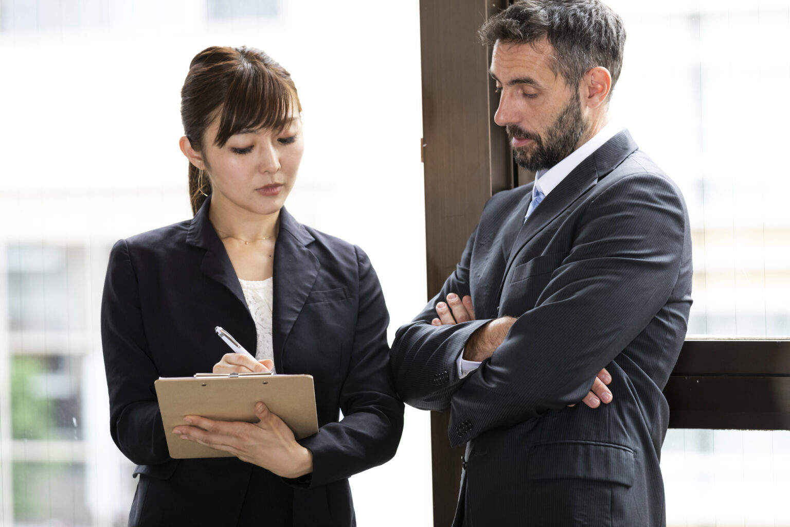 通訳になるには?翻訳者との違いや年収、目指せる大学の学部・学科を紹介