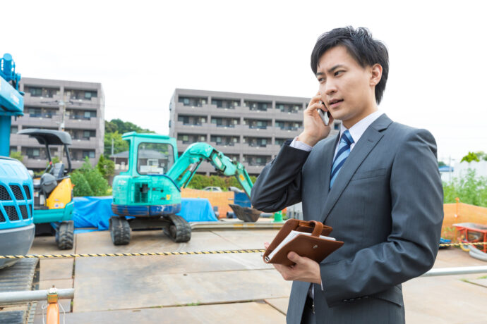 売却される土地の鑑定にきた不動産鑑定士の男性