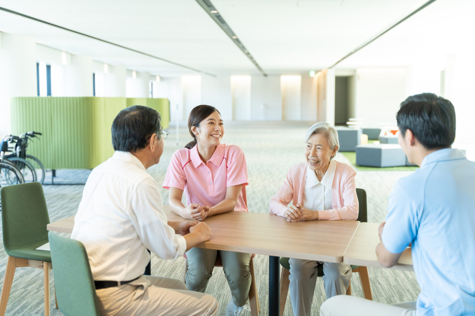 介護福祉士とは？必要な資格や合格率、おすすめの大学や学部も解説