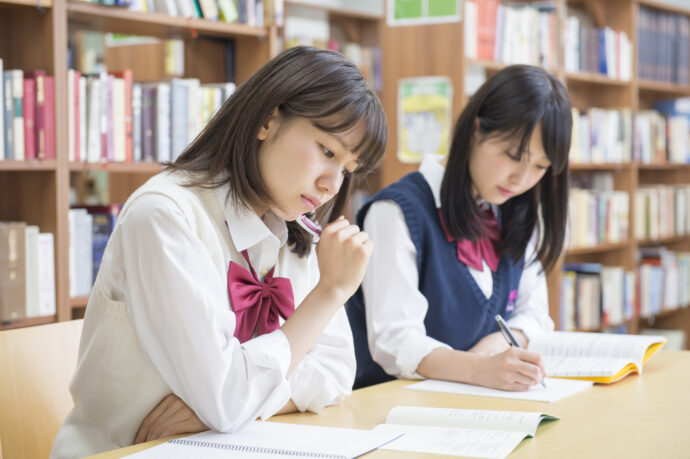 図書館で勉強する高校生