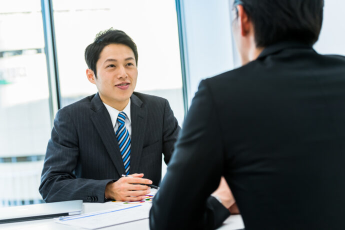 派遣スタッフと面談する人材コーディネーター