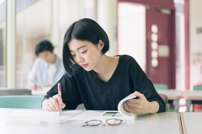 医療秘書を目指して勉強する女性