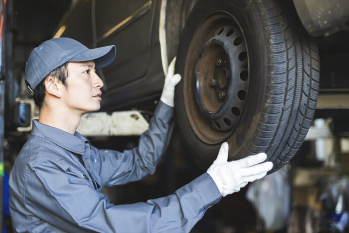 自動車整備の技術を学ぶ大学生