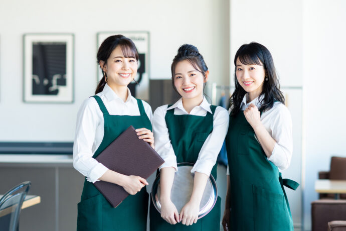 喫茶店で働くホールスタッフの女性たち