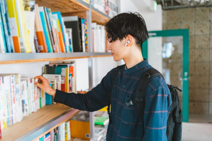 気になった本を手に取る大学生の男性