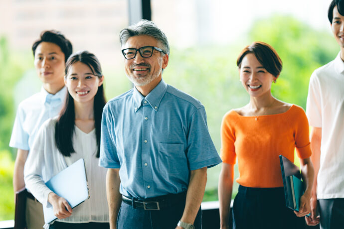 学生と校内を歩く大学教授の男性