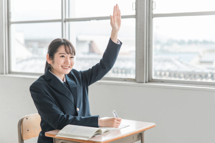 授業で積極的に挙手する高校生