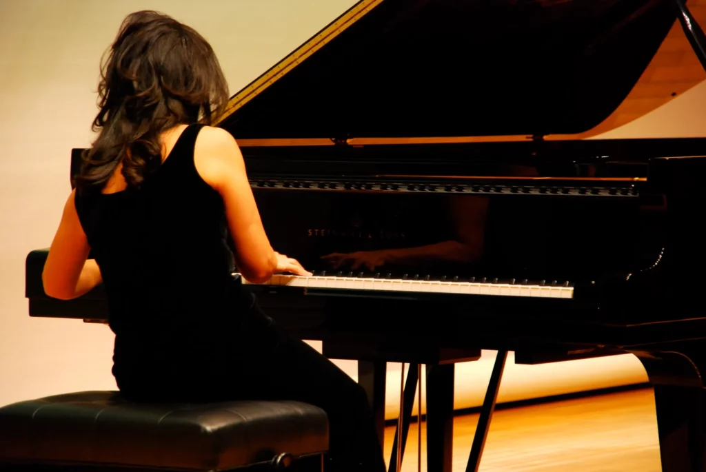 コンサートで演奏する女性ピアニスト