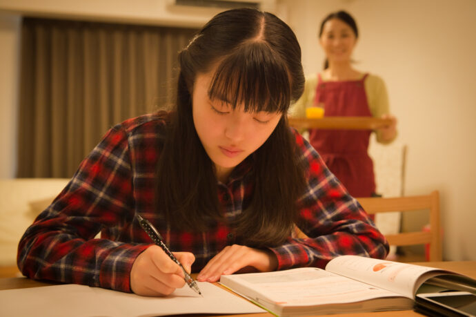 スカラシップ入試に向けて勉強する女子高生