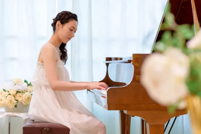 結婚式場でピアノを演奏する女性