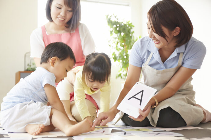 子どもと楽しく英語の勉強する保育士