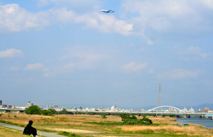 飛行機を眺める高校生