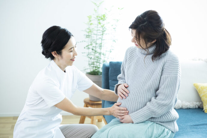 妊婦さんの体調を確認する助産師
