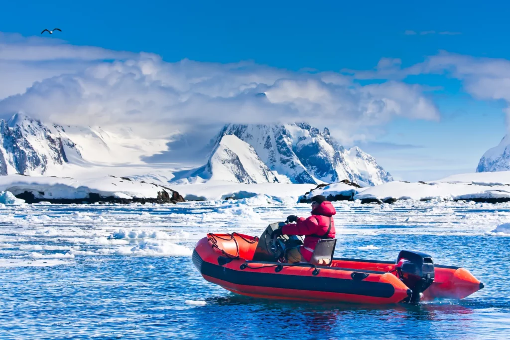 海上を移動する南極観測隊