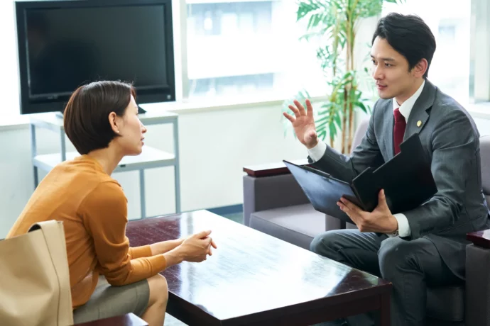 顧問弁護士と打ち合わせをする法務部の女性社員