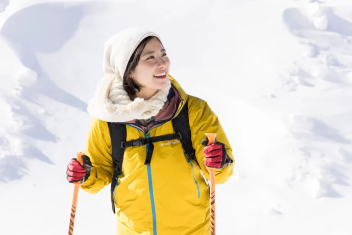 南極観測隊を目指して冬山を登山する女性