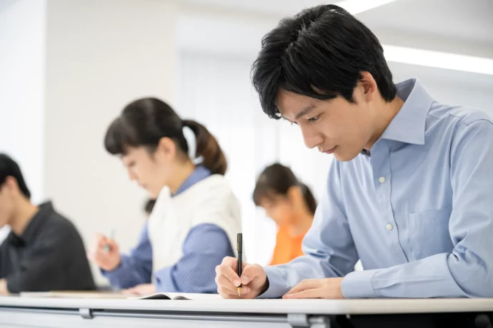 編入学のために勉強する学生