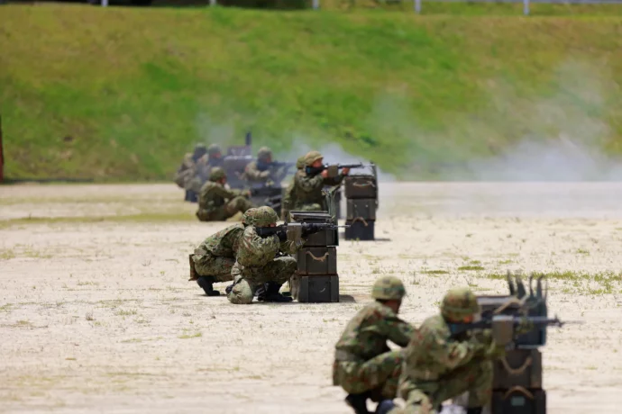 戦闘訓練中の自衛隊員