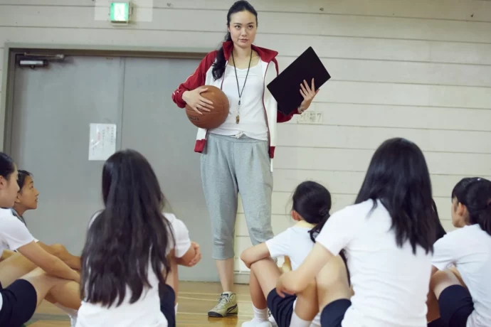 部活動の指導をする教師