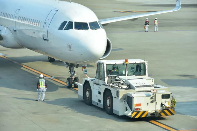 飛行機を誘導するグランドハンドリング