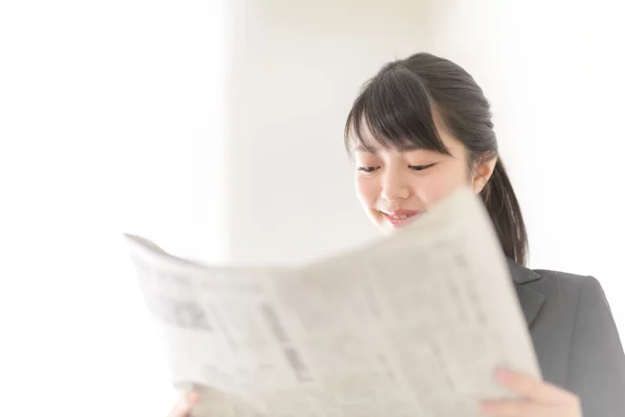経済新聞を読む学生