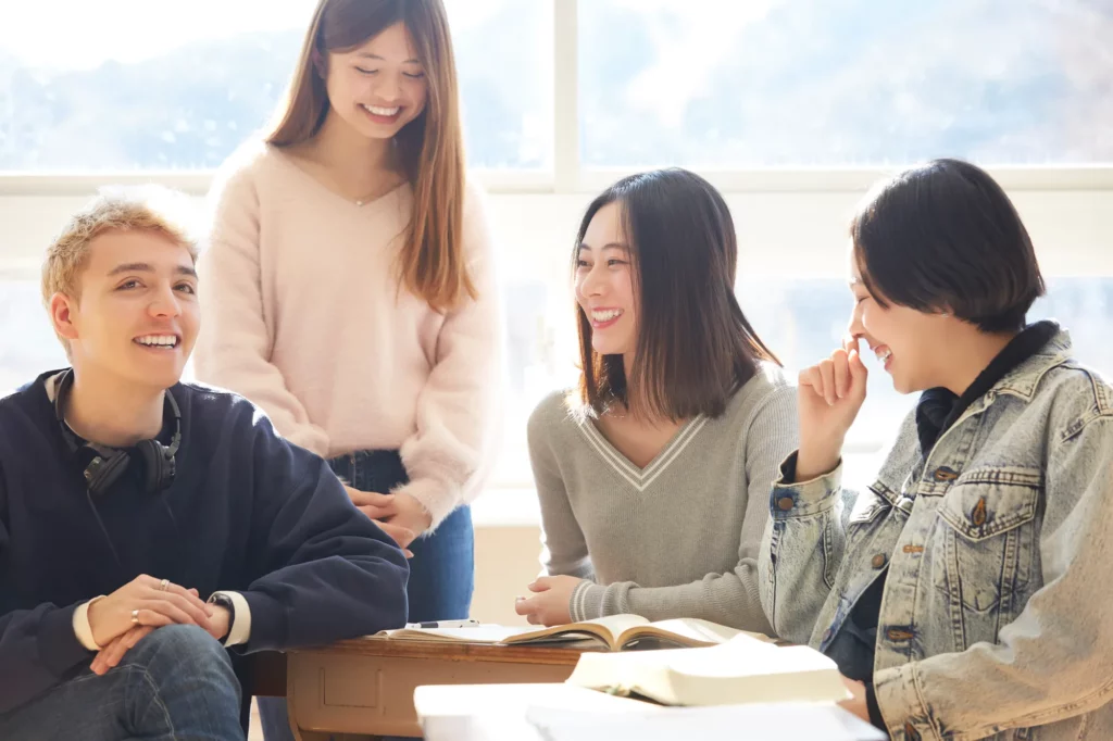 留学生と話す大学生