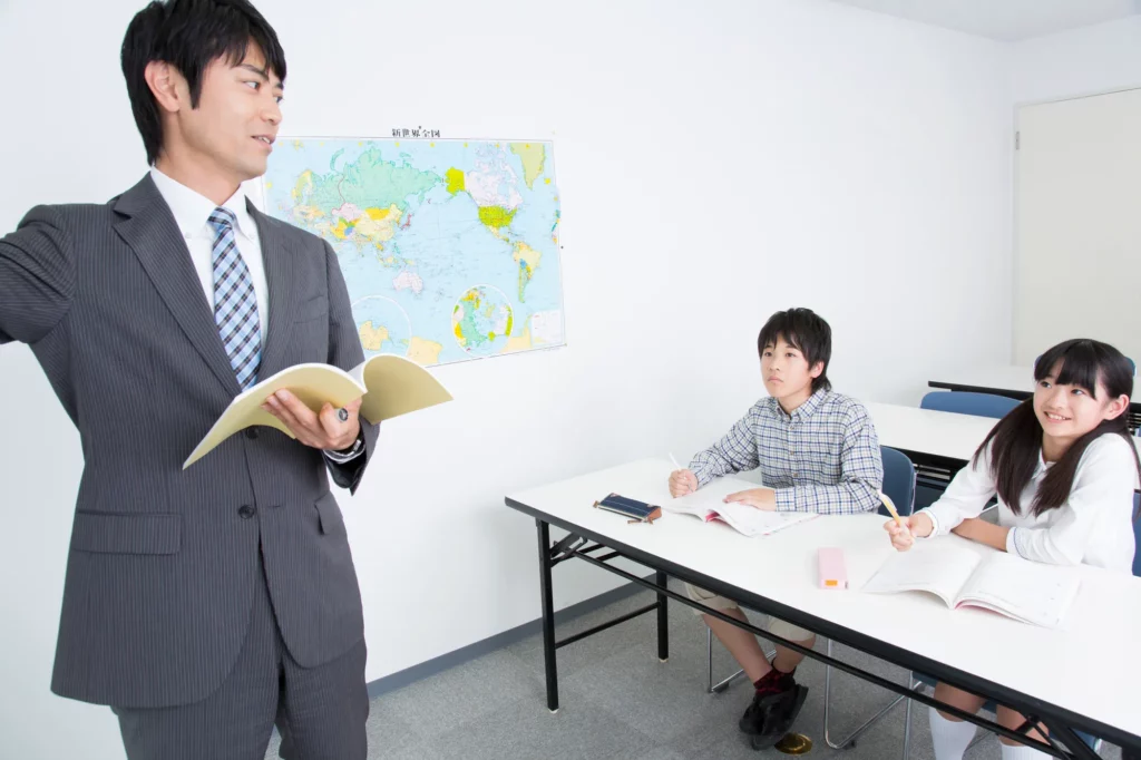 少人数の小学生に教える塾講師