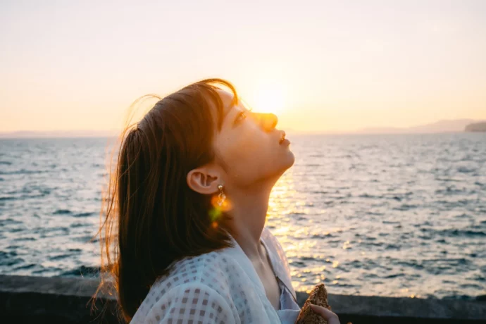 海辺で考える女子高生