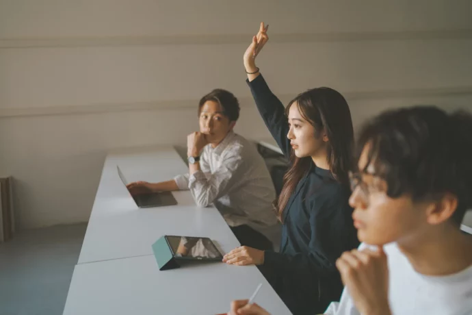 講義中に質問する大学生