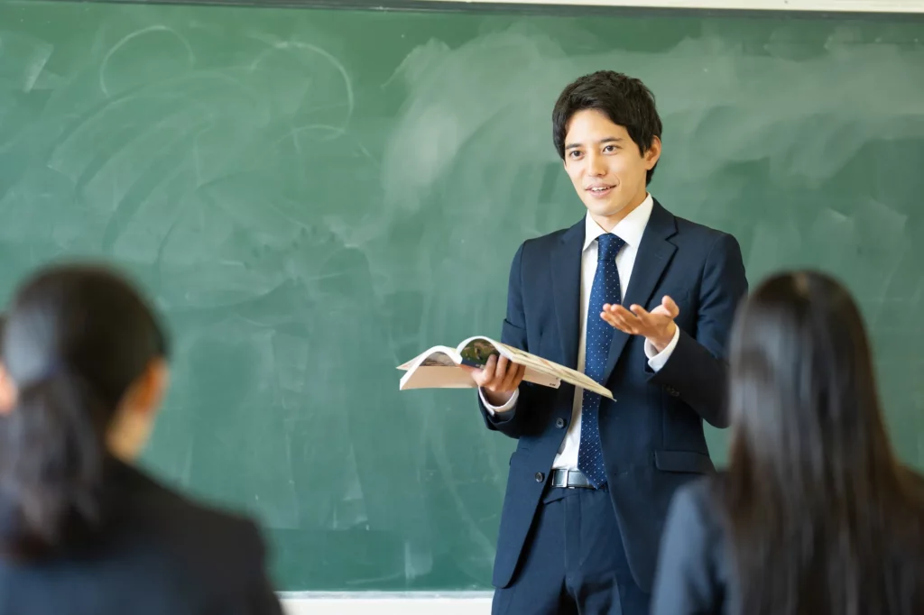 教壇に立つ高校教師