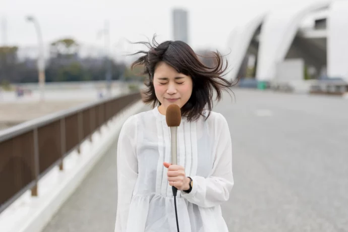 台風中継の準備をするレポーター