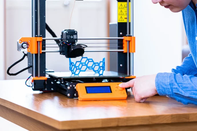3Dプリンターの仕組みについて学ぶ工学部の大学生