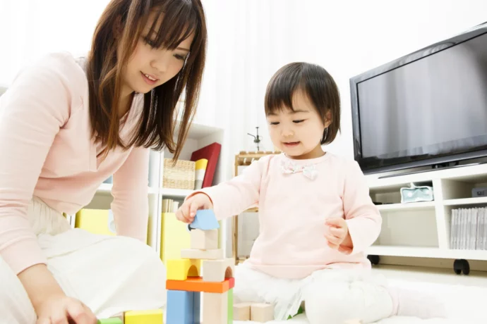 子どもと遊んでいる大学生