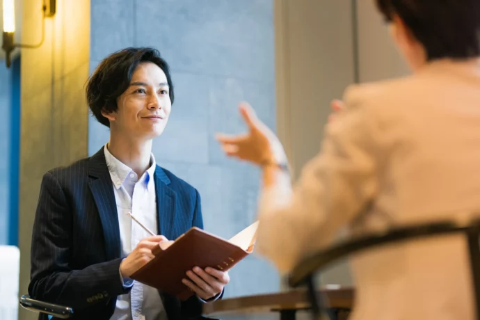 取材をする文学部出身のライターの男性