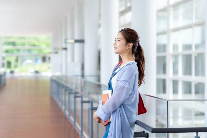 飛び級制度がある大学に通う女性