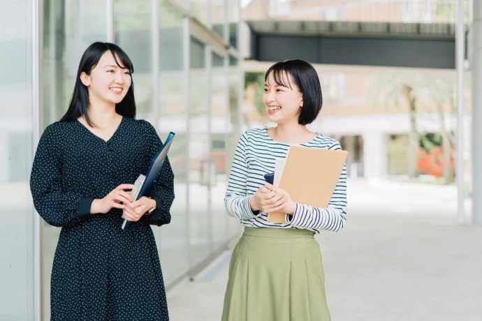 単位の取得に励む大学生の女性たち