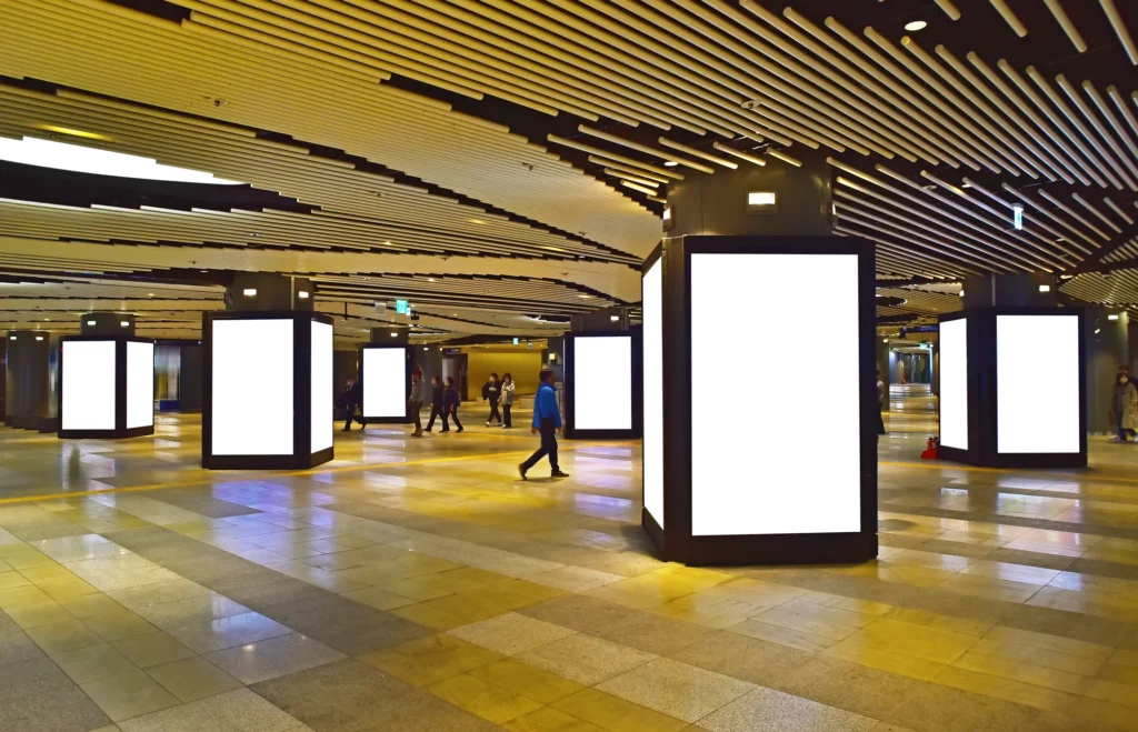 人通りが多い駅にある広告