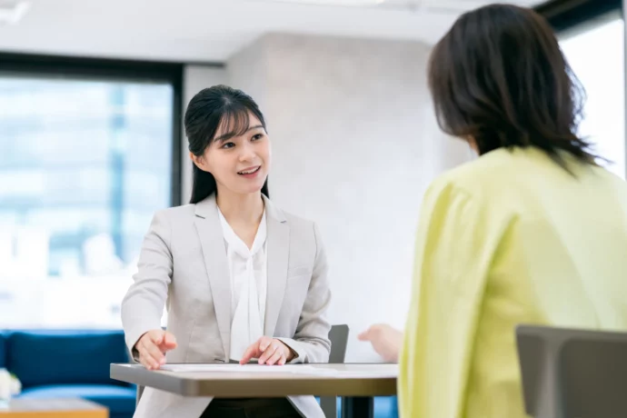 市民の相談にのる精神保健福祉士