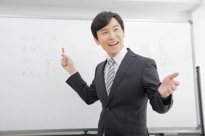 日本語を教えている男性の日本語教師
