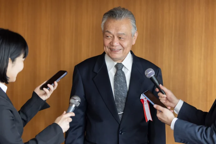 政治ジャーナリストの取材を受ける政治家