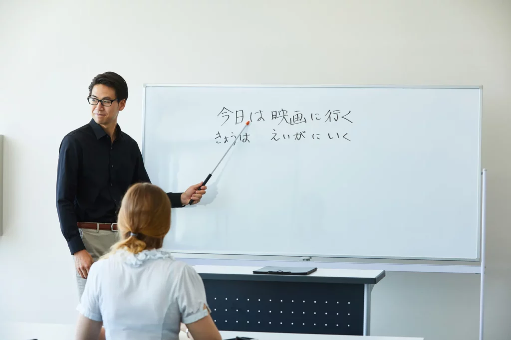日本語学校で授業をする男性の日本語教師