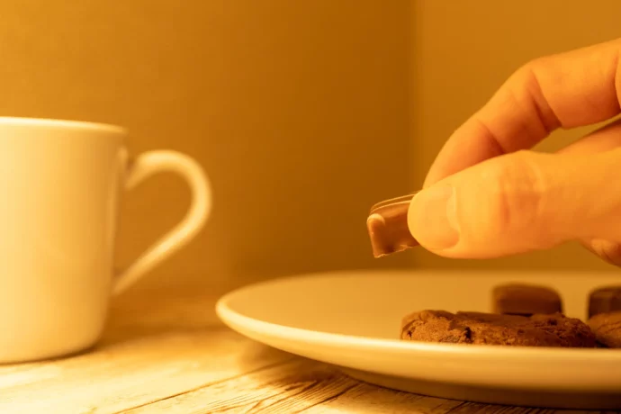 チョコレートをつまむ受験生