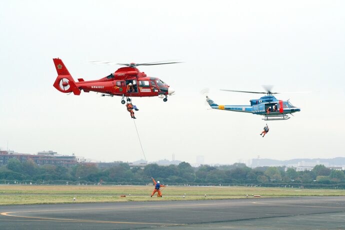 東京消防庁の救助ヘリと警視庁のヘリ