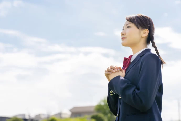 明るい未来に希望を抱く高校生