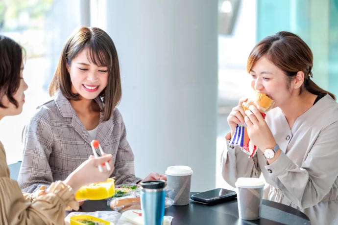 フードデリバリーで食事をする女子大生たち