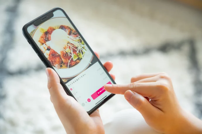 スマートフォンでデリバリーを注文するシステム