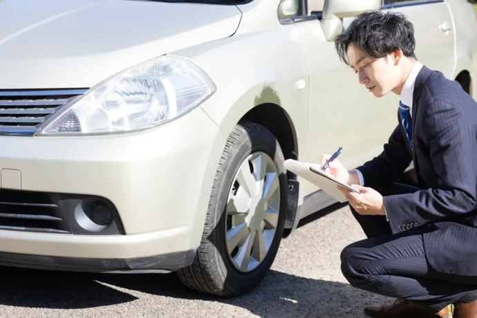 中古車の査定をする人